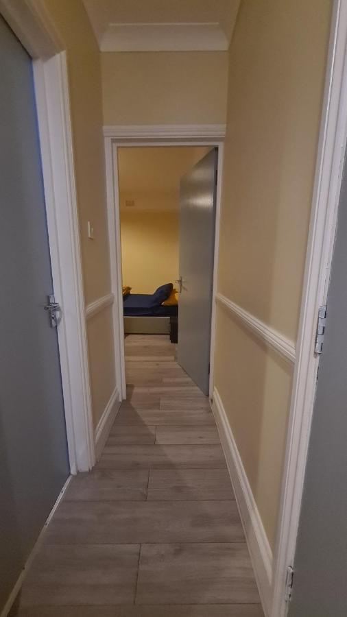 Entire 2 Bedroom Home/Flat In London, Central Line Екстериор снимка
