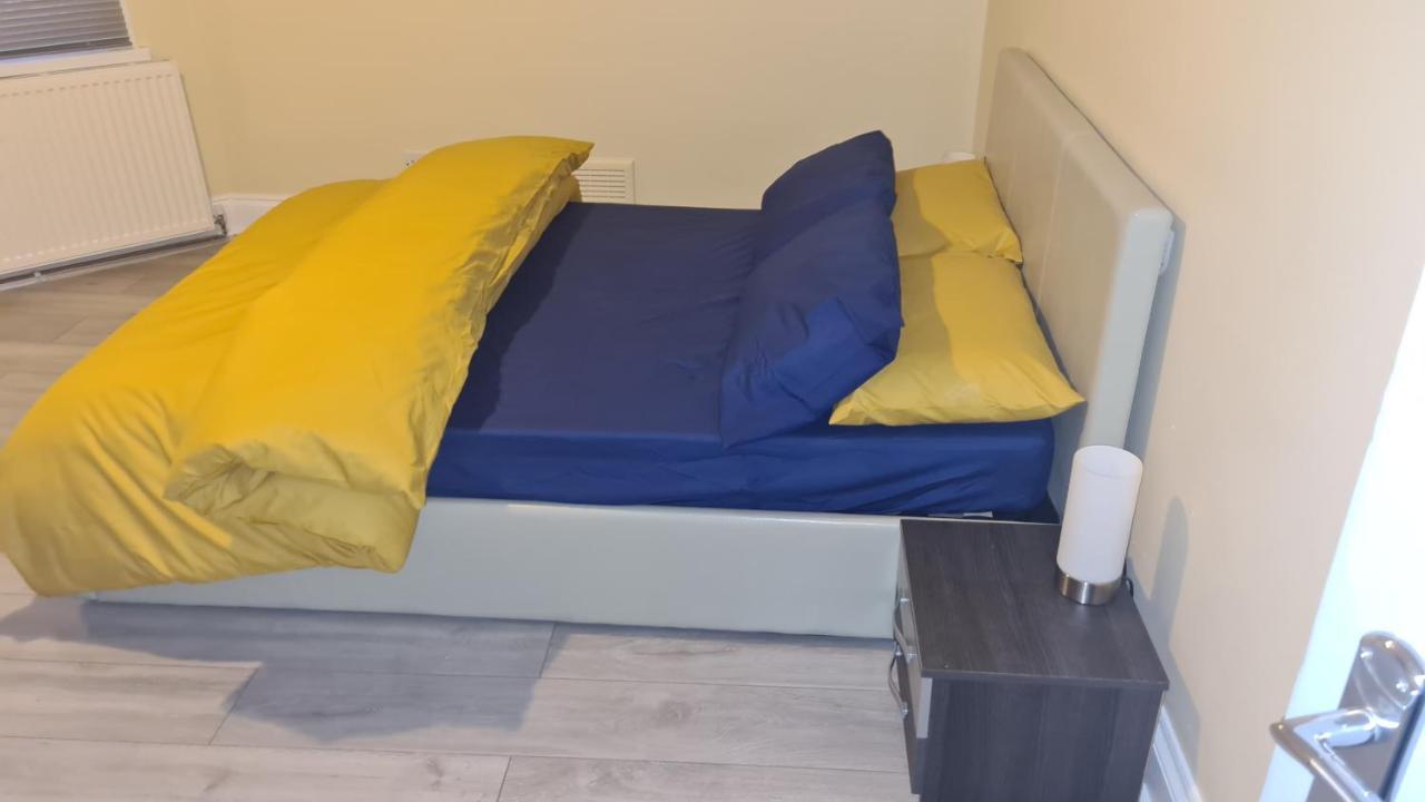Entire 2 Bedroom Home/Flat In London, Central Line Екстериор снимка