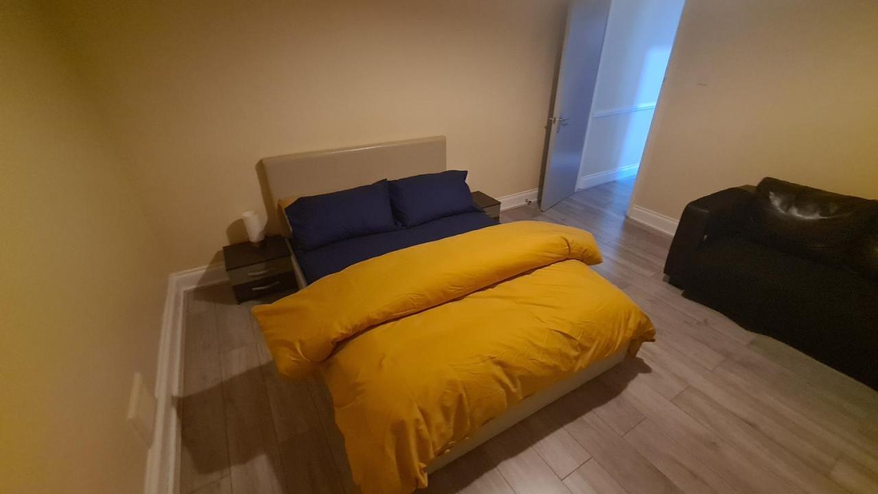 Entire 2 Bedroom Home/Flat In London, Central Line Екстериор снимка