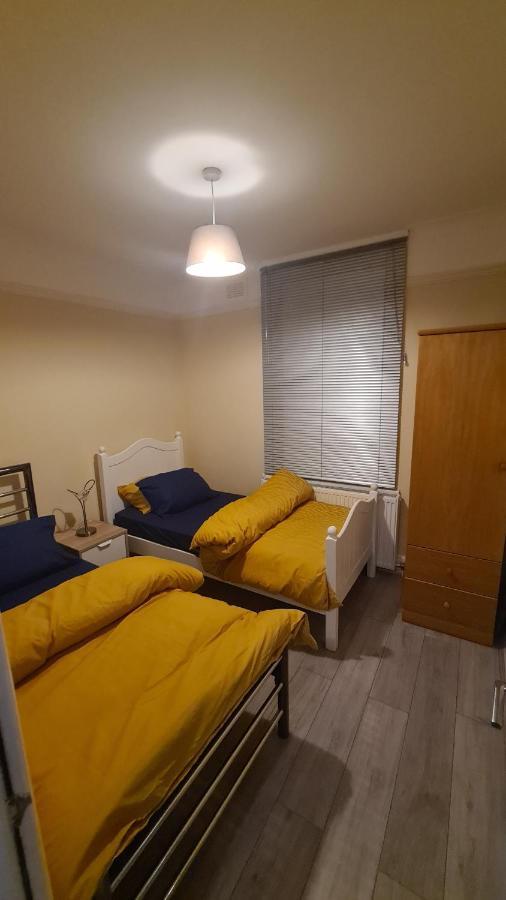 Entire 2 Bedroom Home/Flat In London, Central Line Екстериор снимка